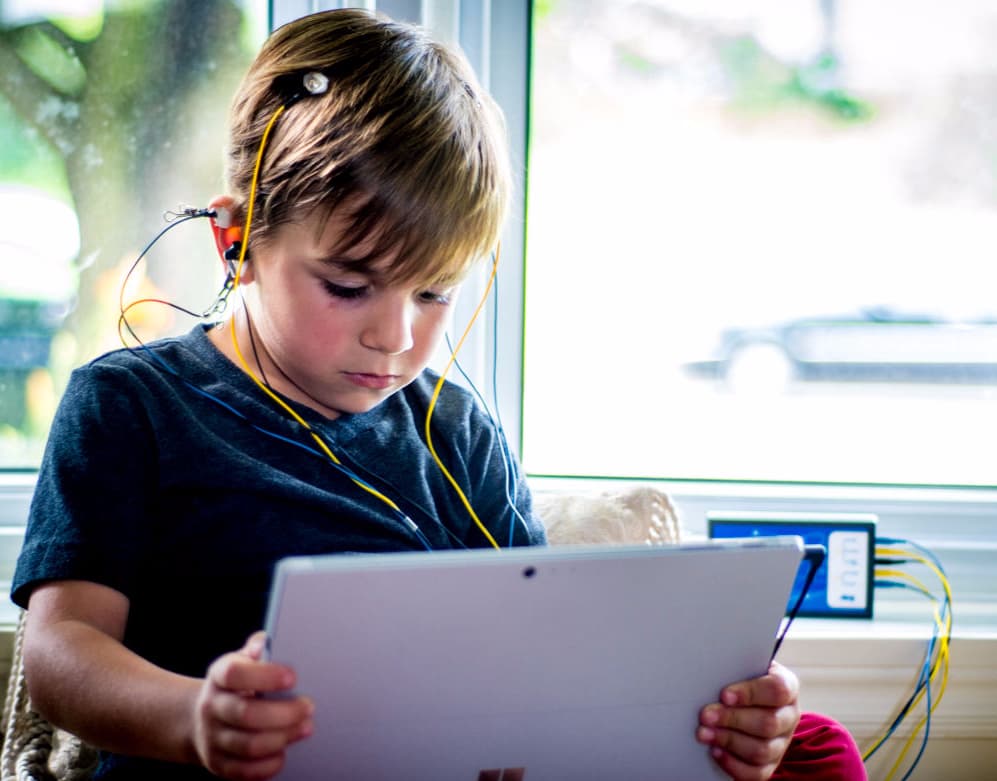 Séance de neurofeedback dynamique : capteurs EEG posés pendant une activité normale.